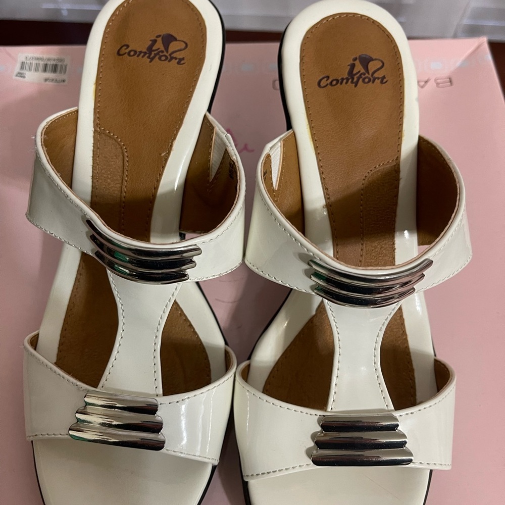 Icomfort all man made woman's shoes. Size 6M